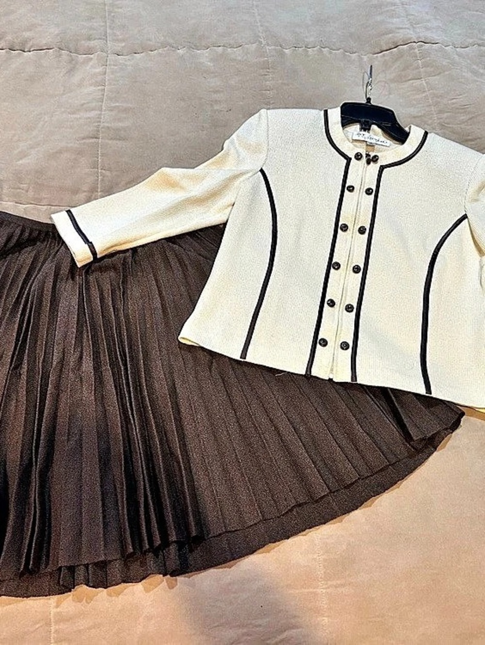 St. John Santana Knit Brown Cream Size 2 4 Pleated Skirt Zip Jacket Suit